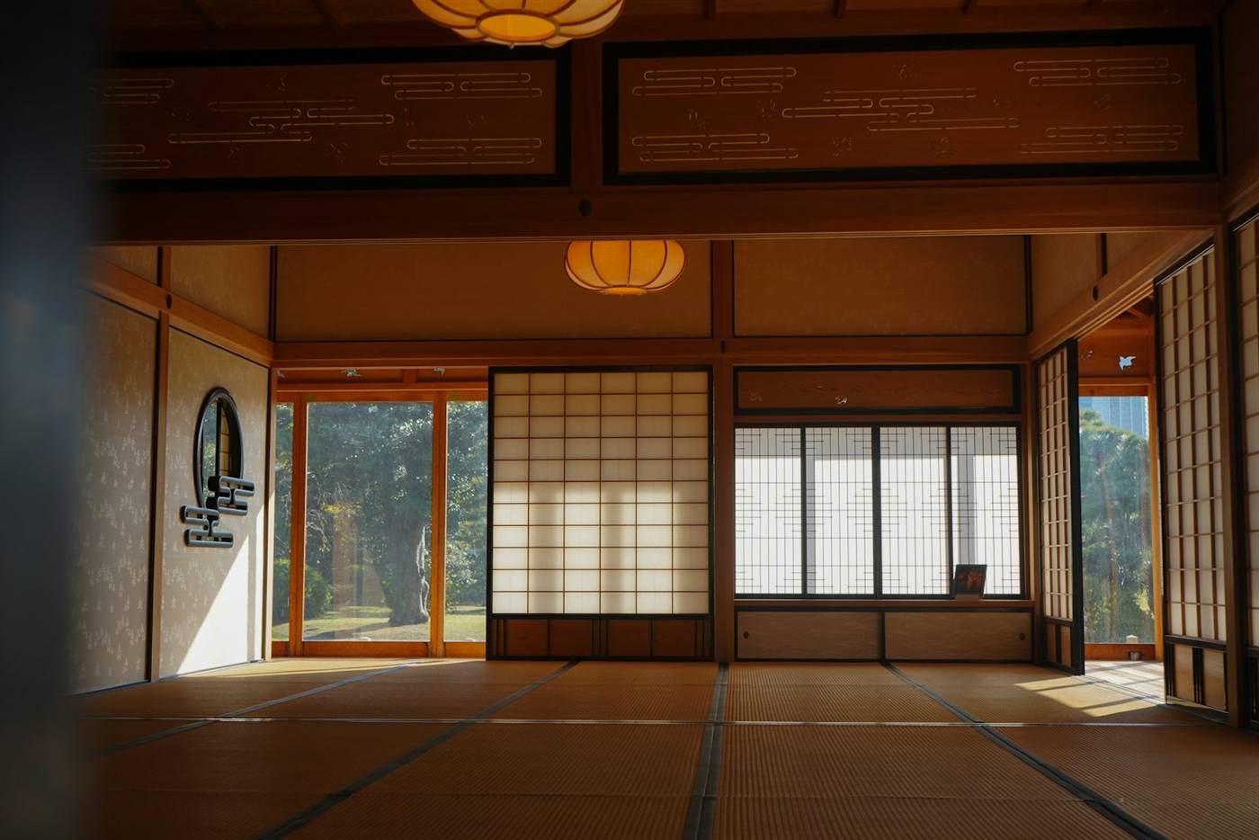 障子越しに庭の緑が見える和室