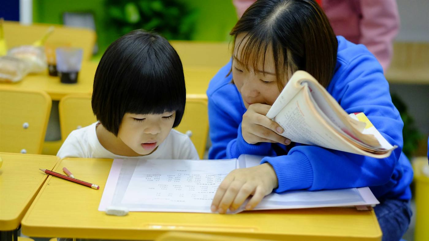 一緒に本を読む子ども
