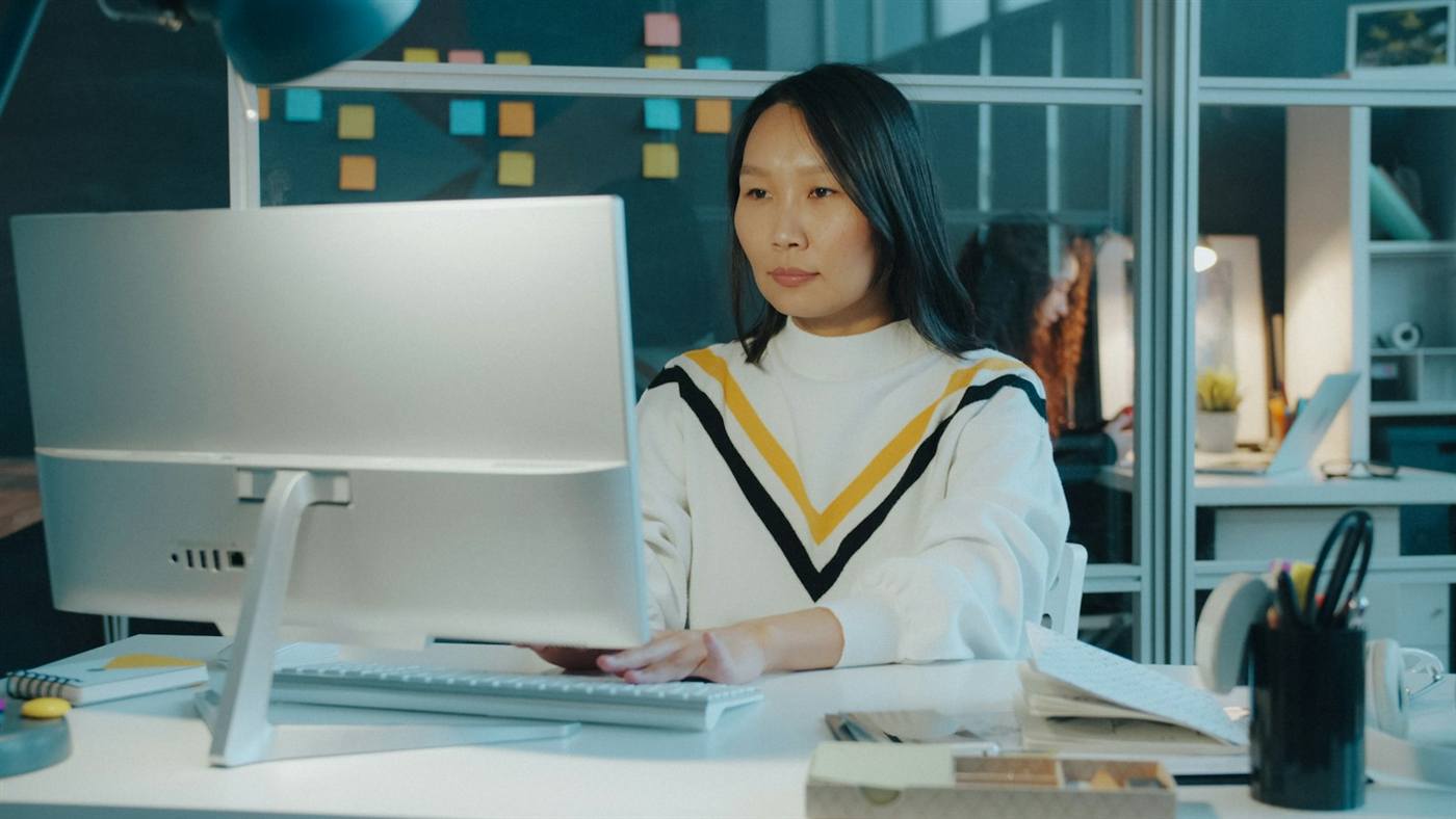 パソコンに向かって作業する女性